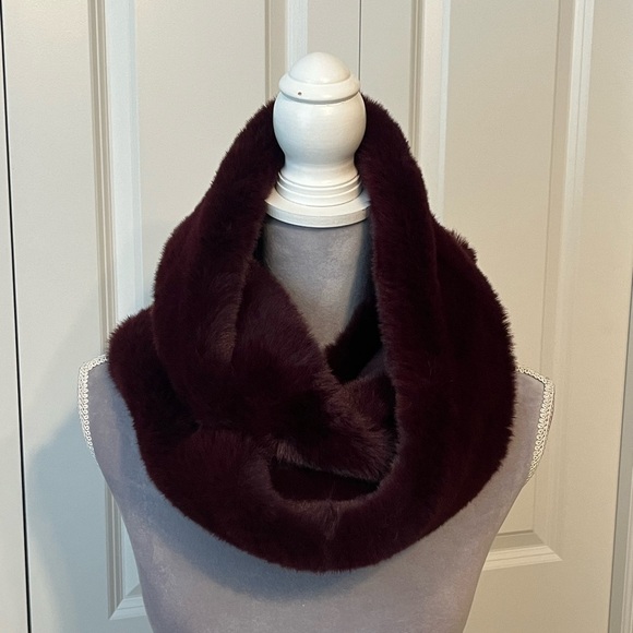ASPEN Accessories - ❄️ASPEN FAUX FUR INFINITY SCARF WRAP Burgundy Maroon‎ Winter Cold Luxury Posh